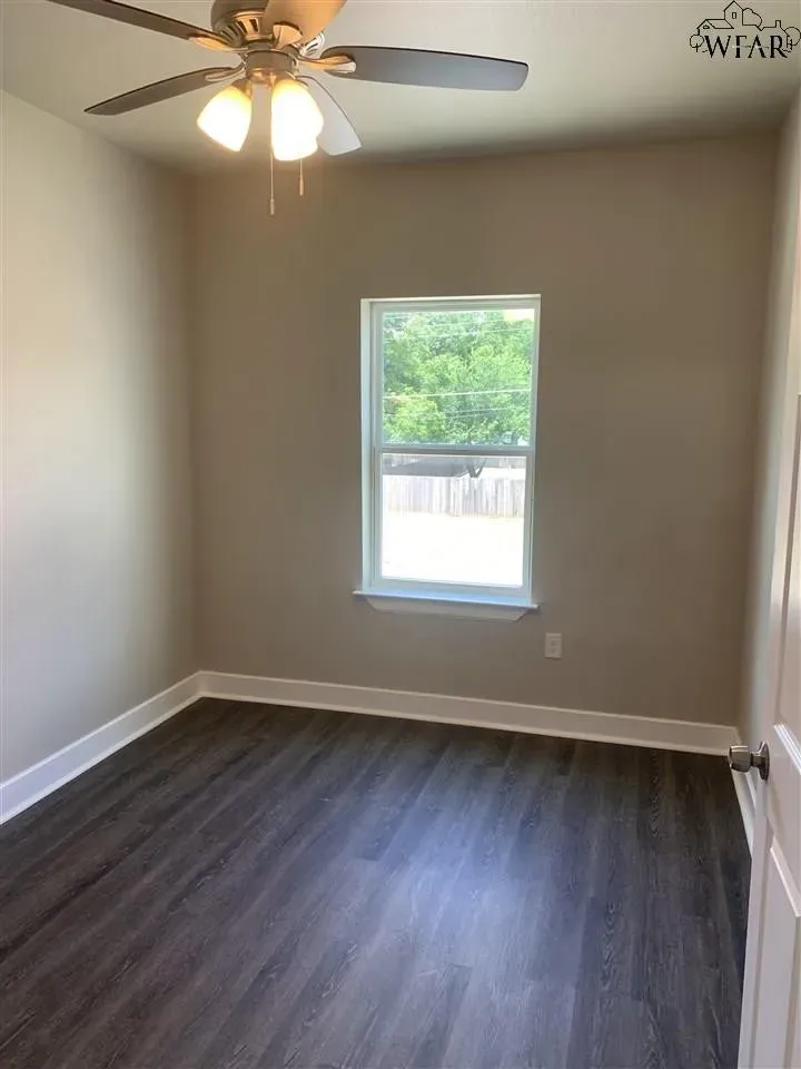 442 W College St, Burkburnett, TX 76354